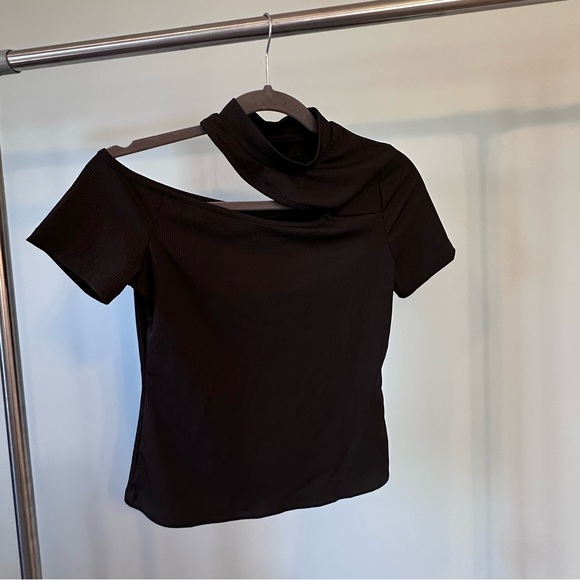 Asymmetrical Crop Top - Picture 2 of 2